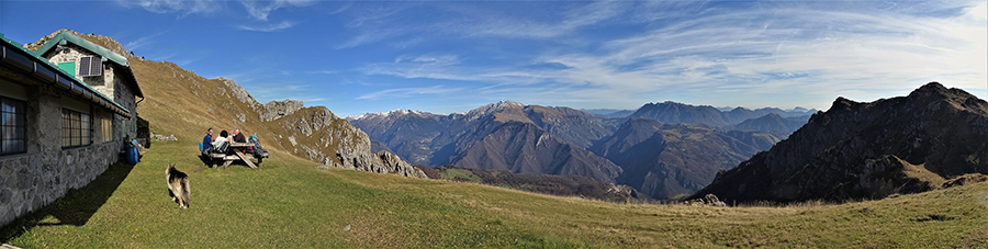 Al verde pianoro della Baita Venturosa del Giacom (1834 m)