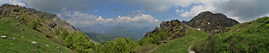 Dal Passo di Grialeggio in poi salendo e discendendo dal Venturosa ci godiamo anche il sole