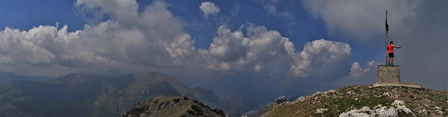 Alla croce di vetta dell Venturosa (1999 m)
