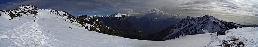 Salendo sui pratoni innevati dalla Baita del Giacom verso la vetta del Venturosa