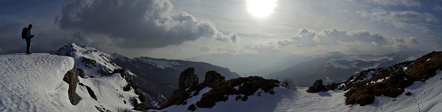 Sul cocuzzolo innevato scendendo dalla vetta del Venturosa al Passo di Grialeggio