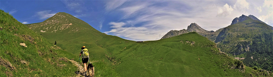Salendo da 'L'Omo' alla Baita Zuccone con vista in Vindiolo a sx e Corna Piana-Arera a dx