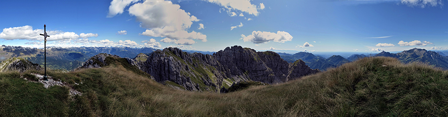 Vista panoramica dalla croce di vetta dello Zucco Barbesino (2154 m)