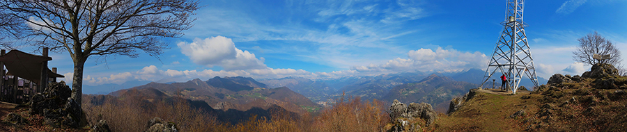 Bella radura prativa innevata alle pendici della cima del Monte Zucco