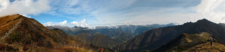 Salendo sul sentierino di cresta dal Passo al Pizzo Baciamorti
