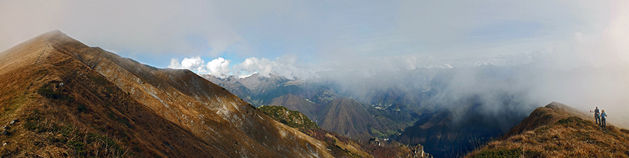 Salendo sul sentierino di cresta dal Passo al Pizzo Baciamorti