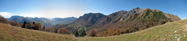 Panoramica dalla Baita Campo sulla media Valle Brembana, il Canccervo e il Venturosa - foto Piero Gritti 19 ott. 07