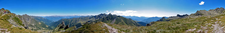 Panoramica a 360° dal pianoro del Rifugio Benigni verso la Valle Brembana e la Valtellina 