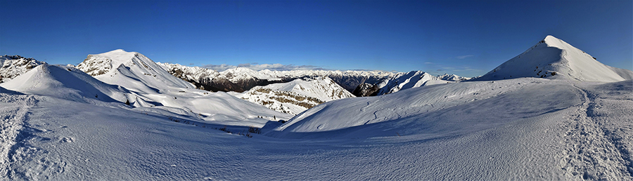 Dalla traccia sul sent. 101 tra Sodadura a dx e Cima di Piazzo a sx vista panoramica verso le Orobie