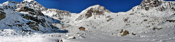 Panoramica sulla Val di Mezzeno col bivacco da poco costruito - foto Piero Gritti