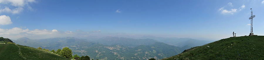 Vista panoramica dalla cima del Linzone verso la Valle Imagna e le Orobie