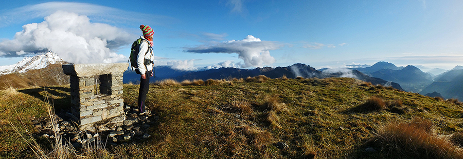 All'altare di vetta dello Zuc di Cam (2195 m) con vista in Pizzo Tre Signori