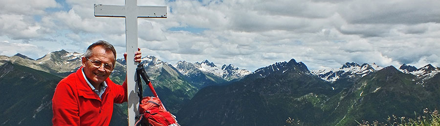 Dalla vetta del Pizzo Badile con vista verso il Becco, i Diavoli,...