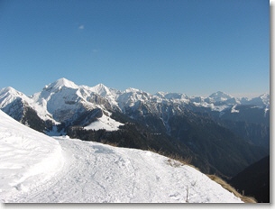 La strada che porta al passo con neve battuta dalle motoslitte