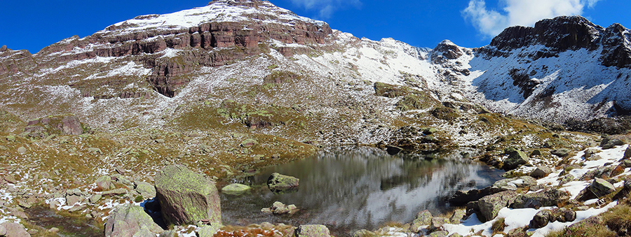 Lago di Pietra Quadra (2116 m) con Pietra Quadra (2356 m) a sx e Spondone a dx
