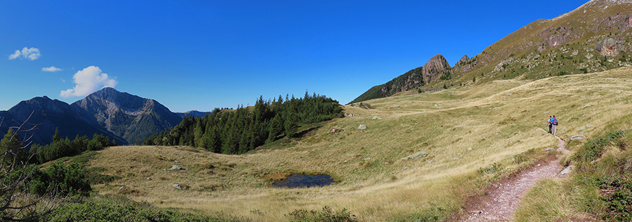 Bello camminare sul pianoro prativo di Monte Campo, dopo la salita 
