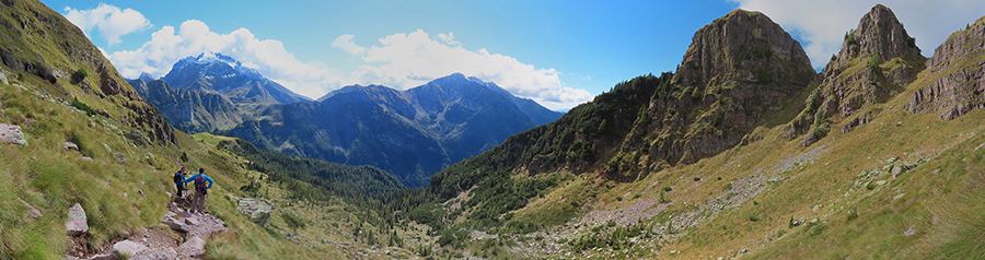 Scendendo dal vallone con i Tre Pizzi a dx , lo Spondone a sx , Arera e Menna di fronte