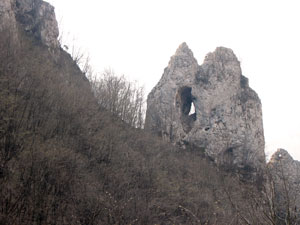 La rupe chiamata 'Gogia' = ago per la caratteristica forma a crina d'ago della fessura nella roccia