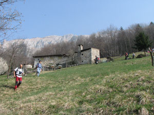 Discesa in valle alla ricerca della grande grotta di Prati Parina