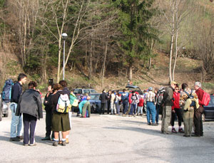Il sentiero parte da Zorzone, in zona parcheggio ditta Serbaplast