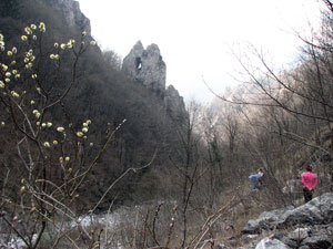 La rupe chiamata 'Gogia' = ago per la caratteristica forma a cruna d'ago della fessura nella roccia