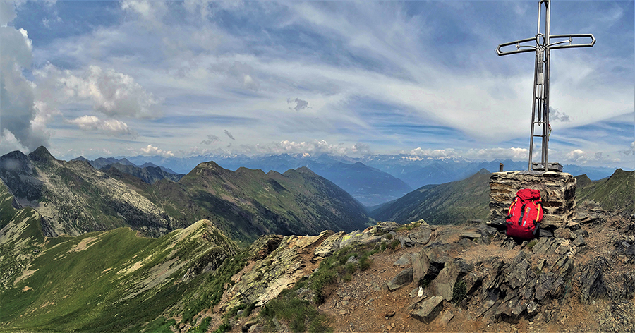 Vista panoramica dalla croce di vetta del Pizzo Zerna (2572 m) a nord