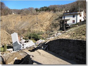 La frana ha distrutto la  casa alle fondamenta, portandosene via un pezzo 