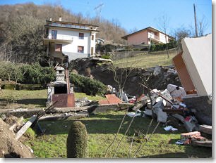 La frana ha gravemente  mutillato alle fondamenta  una bella casetta, trasportandone a valle una parte e il giardino