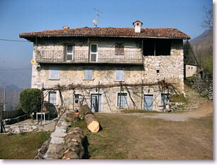 Ca' Fustinoni, importante esempio di antica casa contadina, forse cinquecentesca