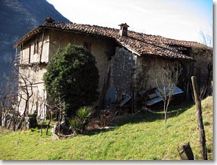 Antico rustico caseggiato a Pamparato