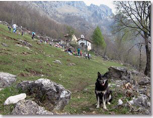 In vista della chiesetta di S. Lucio con  tanti escursionisti saliti per la festa della montagna