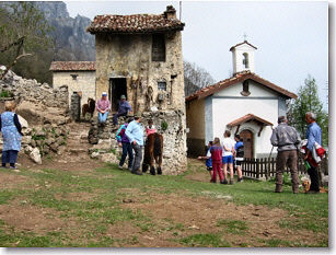 La chiesetta di San Lucio, risalente al 1870, nel bel mezzo di baite , stalle e fienili