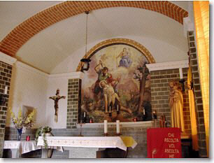 L'interno della chiesetta di S. Lucio con l'affresco che rappresenta il martirio del Santo
