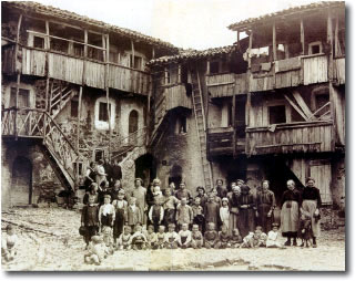 Catremerio : donne e bambini in una antica foto nella piazzetta di Catremerio di Sgarbui