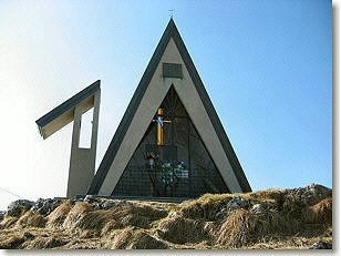 La svettante moderna cappella sulla cima del Pizzo Cerro