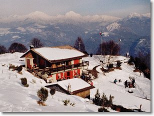 Visione invernale del rifugio 'I lupi'  di Brembilla