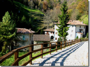 Punto di partenza del percorso pedonale  in contrada Mulino verso  la Madonna della Foppa