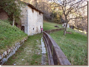 Il percorso pedonale  in località Rucch,  a metà strada verso il Santuario