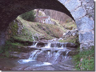 Antico ponte in pietra sul torrente in contrada Mulino