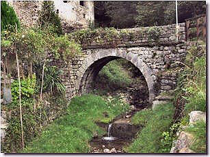 Antico ponte inn pietra sul  ruscello in contrada Mulino