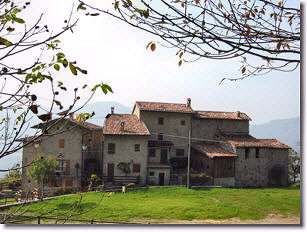 L'imponente 'fortezza' di Malentrata, egregiamente ristrutturata, vista dal monte.