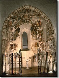 L'antico presbiterio tutto affrescato dell'antica chiesetta del Corpus Domini di Pagliaro