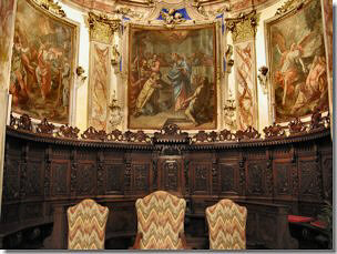 Il  coro in legno e gli affresch i dell'abside della Cliesa di Pagliaro