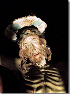 Crocefisso di Pagliaro - Particolare del volto del Cristo  illuminato da uno spiraglio di sole
