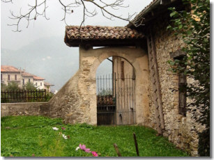 Caratteristico antico portale  in pietra