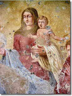 Dipinto di Madonna con Bambino in una  'santella' della contrada Maggiore