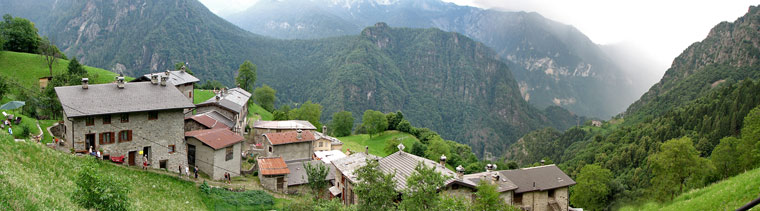 Panoramica sul borgo di Pusdosso (Isola di Fondra) - foto Piero Gritti 27 luglio 08