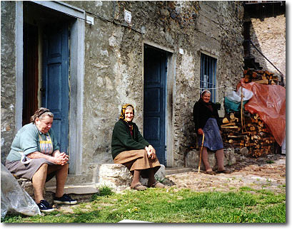 Le donne anziane del Borgo di Pusdosso