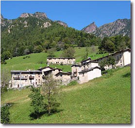 Vista su Pusdosso, in alto un'antica stalla