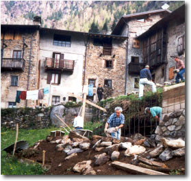 Tutti gli abitanti del borgo al lavoro su muro di contenimento